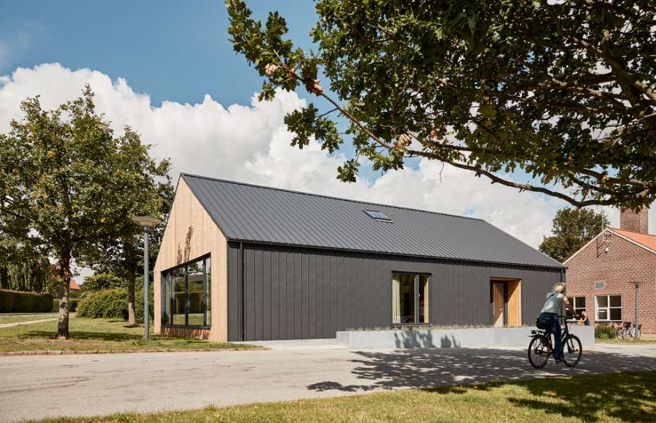 Erweiterung aus Stahl und Holz verschafft der Risskover Bibliothek zusätzlichen Raum „zum Ausleihen“, Risskover Bibliothek - Fortebakken 1, 8240 Risskov, Dänemark